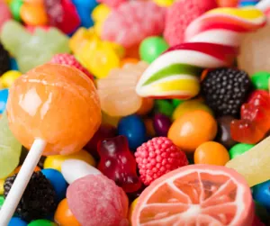 Gewohnheiten zum abgewöhnen: Nahaufnahme auf allerlei zuckerhaltige Süßigkeiten