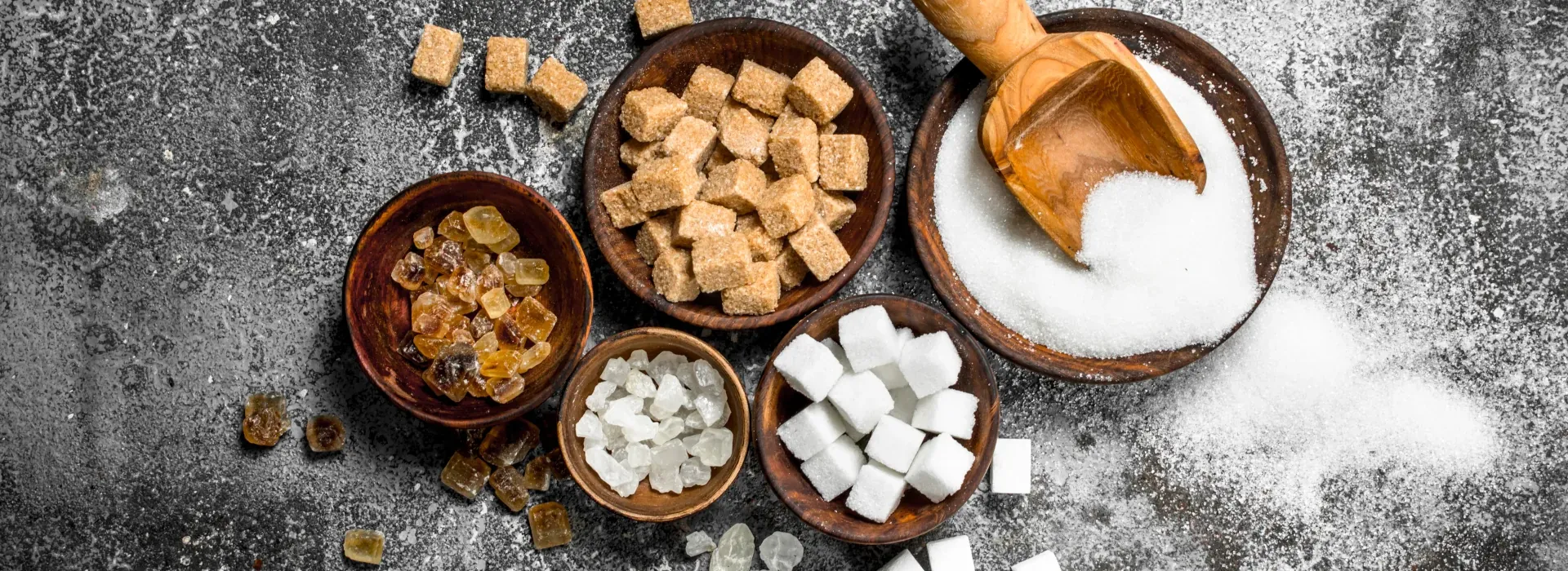 Zucker: Diverse Zuckersorten in Schalen