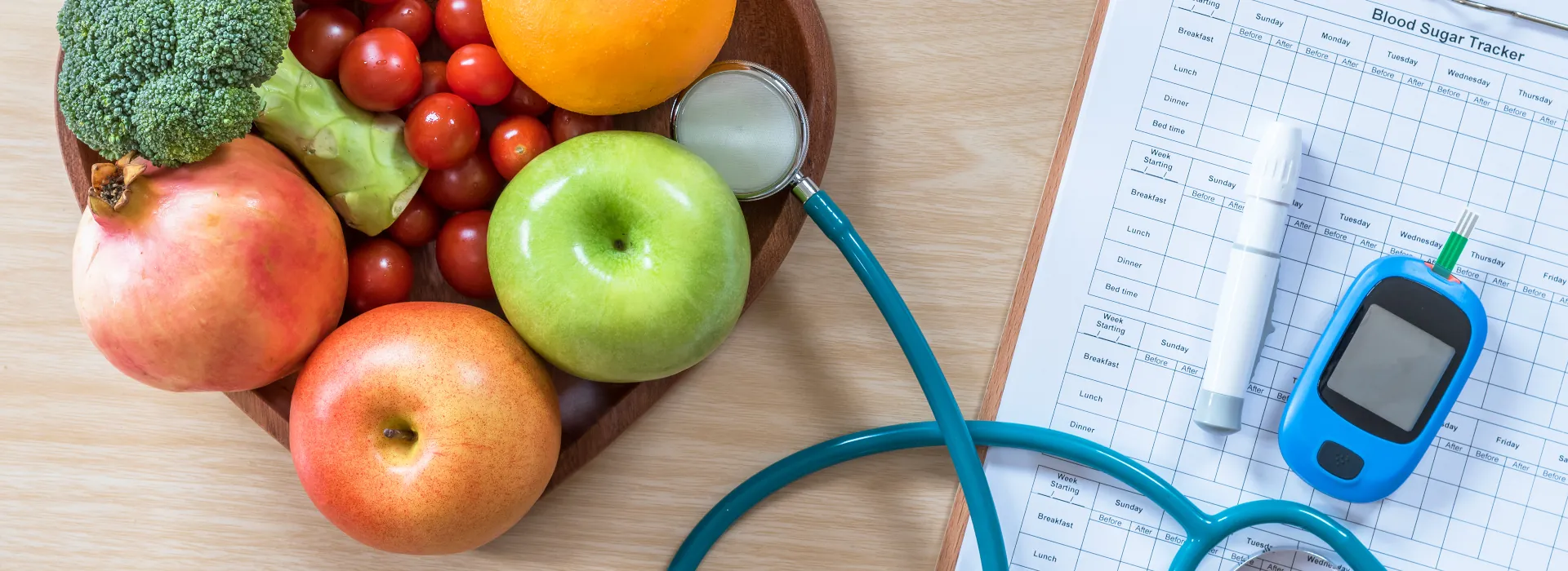 Ernährungsbedingte Krankheiten: Eine Obst-und-Gemüse-Schale mit einem Blutzuckermessgerät und einem Stethoskop