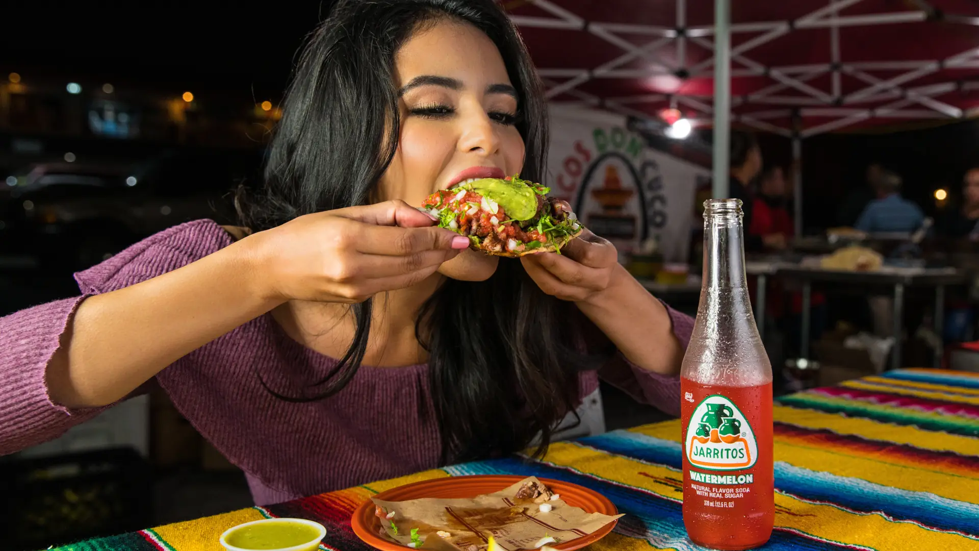 Gesunde Fette und ungesunde Fette: junge Frau isst einen Taco